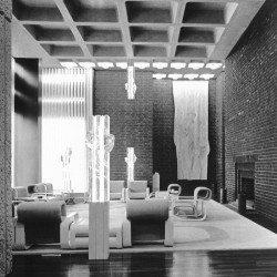 Původní interiér s objekty od sklářské dvojice Libenský & Brychtová. Dílo se nyní vydražilo v aukci za 600 tisíc Kč