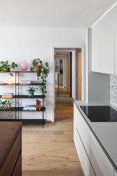 Pohled do hlavního obytného prostoru (Interiér bytu Karlín; PANIKHORN)