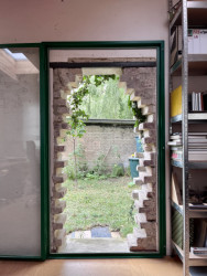 Zasklení otvoru v interiéru. Stavba není zateplena a přes zimu je někdy chladno, ale nic co by se nedalo vydržet. Přece jen jde o starou garáž