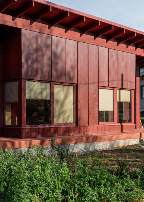 Červená dřevostavba u Kutné Hory od Tadeáše Říhy