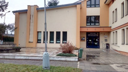 Kulturní prostor před ZUŠ Pečky od Alžběty P. Brůhové: Původní stav