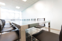 Efekt jednoduchosti a jasných linií je u stolů SUN vytvořen vložením pracovní desky do kovového rámu stolu.