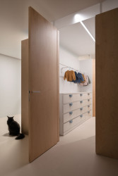 Pohled do dětské šatny ("Open space" byt v Hodoníně od Atel!er)