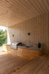 Starou a novou část odděluje "průřez". (Rodinný dům v Dehtárech, SP-AM)