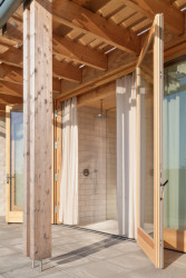 Víkendový dům "Das Glashaus" v Německu, Sigurd Larsen: Díky otevření pokojů a koupelny na terasu vznikl živý otevřený prostor na pomezí interiéru a exteriéru.