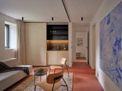 Pohled do interiéru chalupy Na Kukačkách (Chalupa Na Kukačkách; edit! architects)