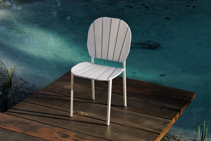 Tvar sedáku a opěradla z akátových latí vytváří tvar připomínající rozevírající se mušli.