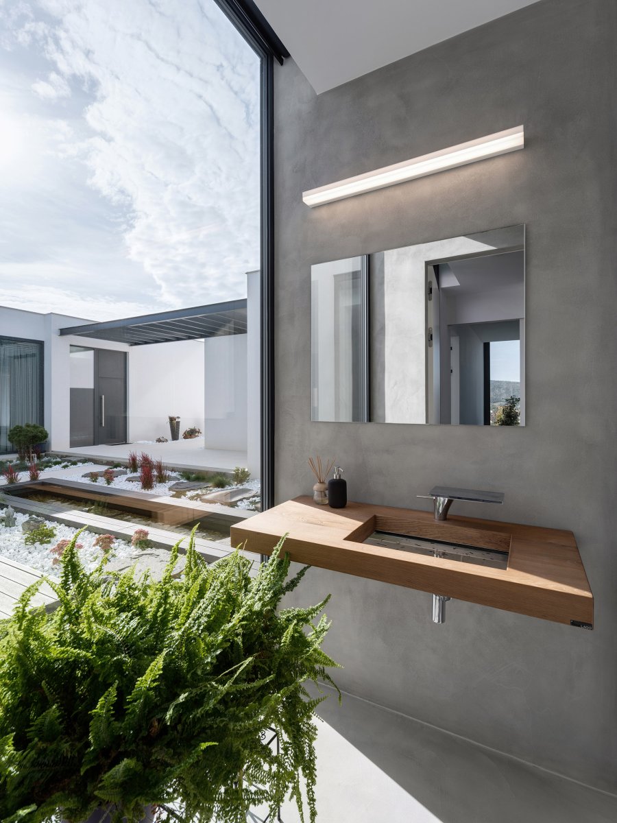 Pohled do koupelny (Vila u Prahy, boq architekti)