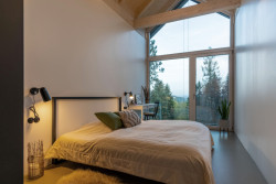 Studio 3K Architects zrekonstruovalo chatu v odlehlých lesích na Benešovsku