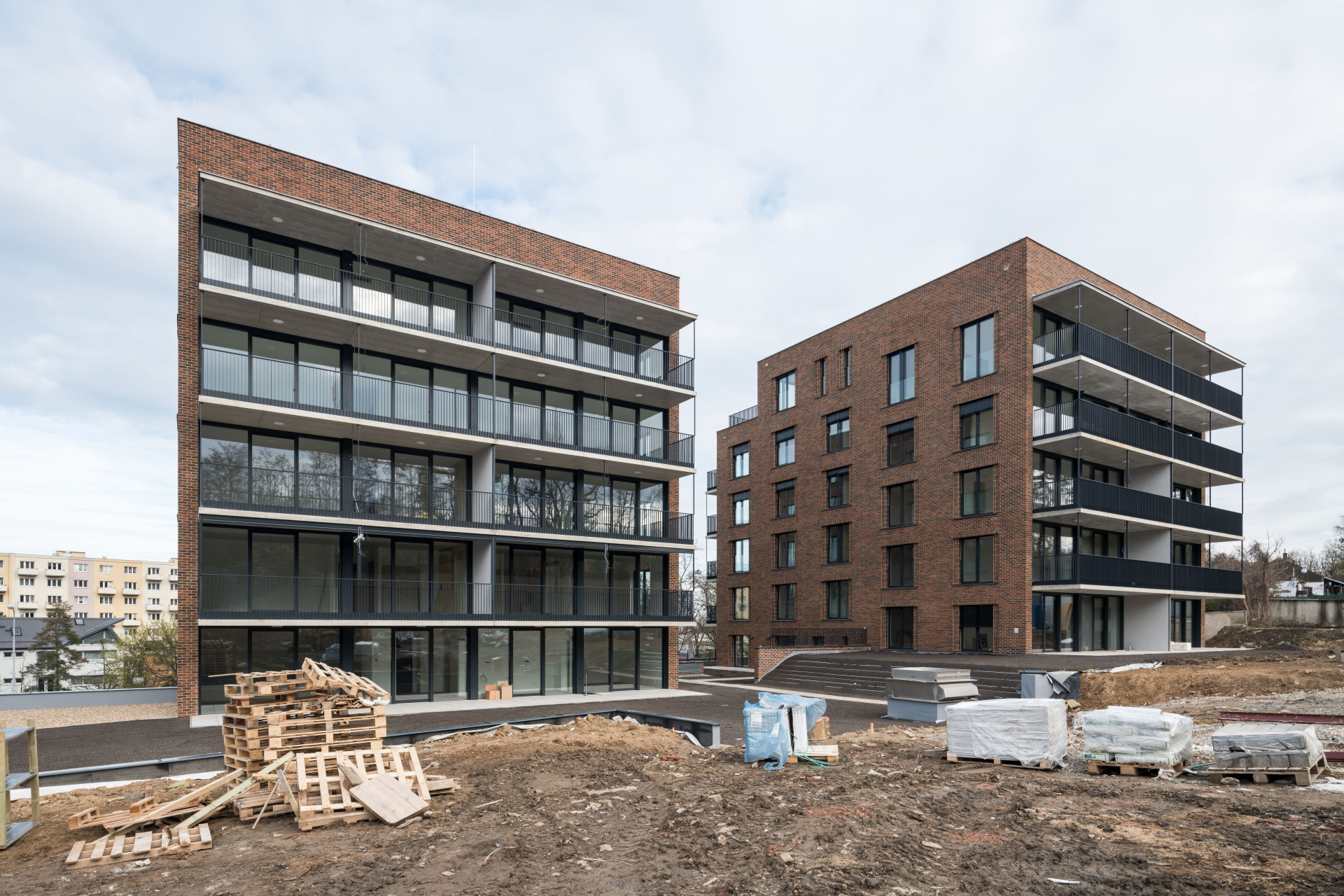 Studio Pelčák a partner architekti realizovalo v Brně dva bytové domy přímo pod svahy přírodní rezervace Červený kopec.