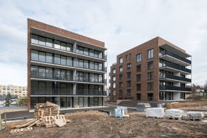 Studio Pelčák a partner architekti realizovalo v Brně dva bytové domy přímo pod svahy přírodní rezervace Červený kopec.