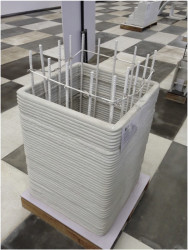 Obr. 17: Ukázka sloupu tištěného vytlačováním cementové malty s vloženou výztuží a sloužícího jako ztracené bednění, Winsun, Čína,