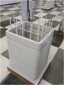 Obr. 17: Ukázka sloupu tištěného vytlačováním cementové malty s vloženou výztuží a sloužícího jako ztracené bednění, Winsun, Čína,