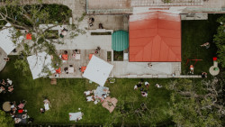 Proces rekonstrukce proběhl rychle. Majitelé totiž chtěli stihnout „otevíračku“ s příchodem teplých dní. (Vila 63, edit!)