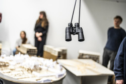 Na fakultě architektury ČVUT v Praze probíhá výstava ateliérových prací. Navštívit ji je možné do 7. února 2025.