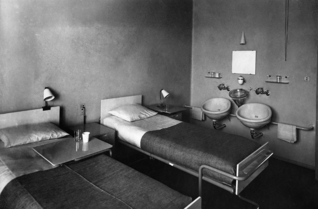 Aino a Alvar Aaltovi: finské sanatorium Paimio pro léčbu tuberkulózy (1933); interiér pokoje se speciálně navrženým vybavením © Gustaf Welin / Nadace Alvara Aalta.