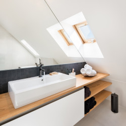 Interiér pražského mezonetu od studia 2MAD