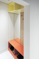 Nábytková sestava v předsíni umožňuje obutí v sedě. Studio ČTYŘI STĚNY, Rekonstrukce bytu v Krči - foto