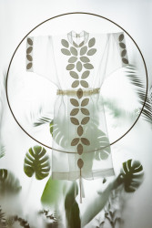 Česká módní návrhářka Zdeňka Imreczeová představuje svou novou kolekci Lost Garden, která pojednává o propojení dvou protikladných forem oděvu s přírodou.