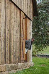 Okno ve štítové stěně (Krabice ve stodole; Facha architekti)