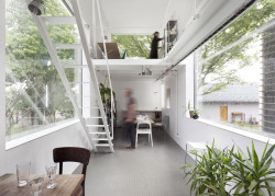 Subtilní schodiště a lávky s jednoduchým zábradlím pocitově odlehčují prostor ateliéru.