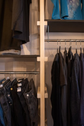  (Interiér dobročinného obchodu Nadace Veronica; studenti FA VUT)