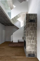 Dominantou domu se stalo skulpturální schodiště propojující všechna obytná patra. (Chata JARO u Prahy, edit! architects)