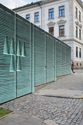 Plášť z lamel propouští teplo, které trafostanice generuje. (Vstupní objekt do zámeckých sklepů s trafostanicí v Kroměříži od Atelier Štěpán)