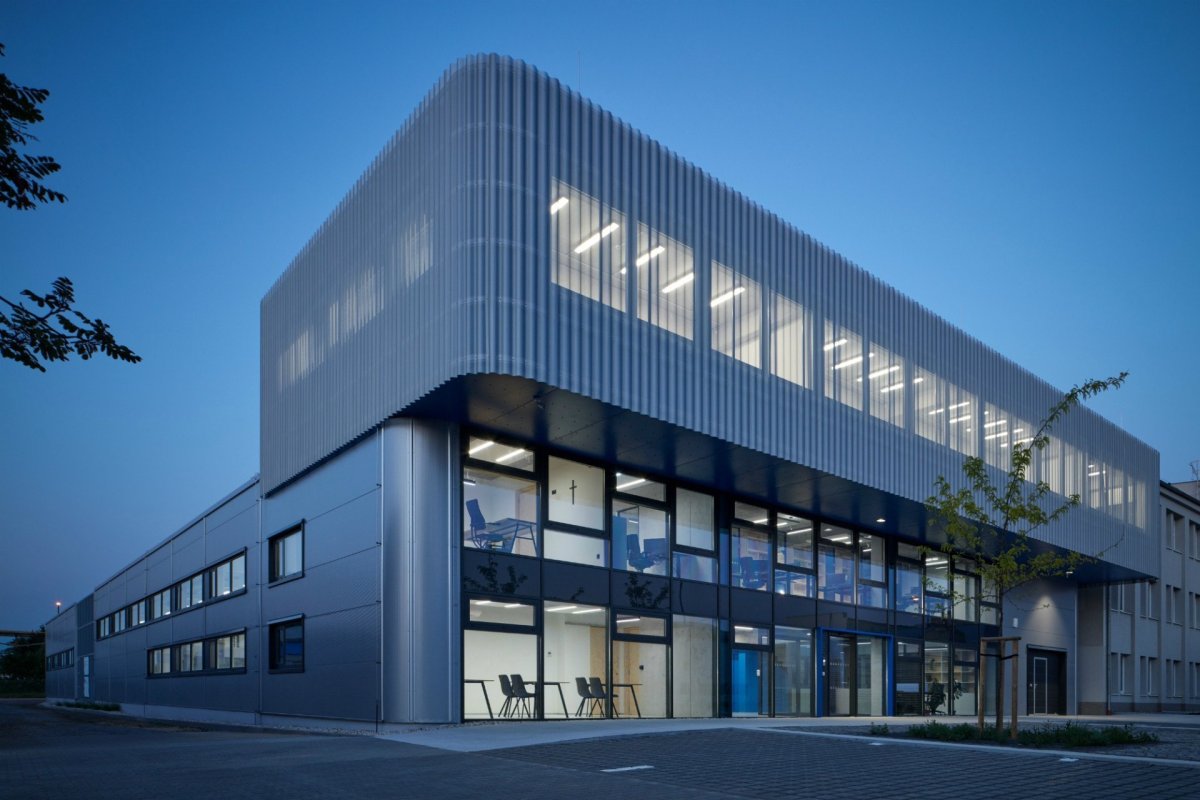 Výrobní a administrativní objekt firmy Pilana Karbid v Hulíně, Ellement architects