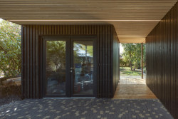 Pod zastřešením je i sklad a sauna. (Dům ve Vraném nad Vltavou, 0,5 Studio)