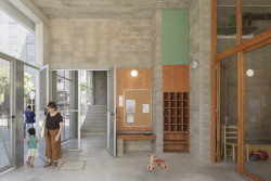 La Balma rozvíjí myšlenku komunitního bydlení jako otevřenou, adaptabilní strukturu, v níž se sousedství stává aktivní silou utvářející každodenní život domu.