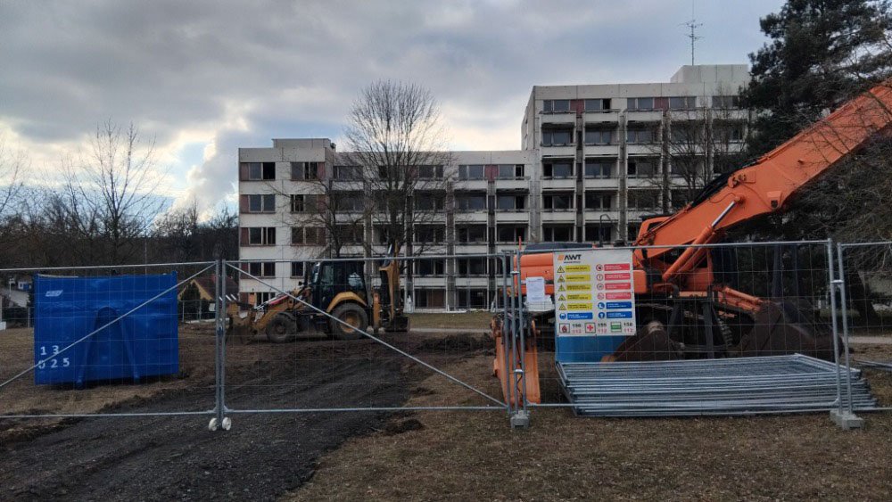 Bývalá ubytovna pro zaměstnance jaderné elektrárny Temelín v Týně nad Vltavou. Již se bourá.