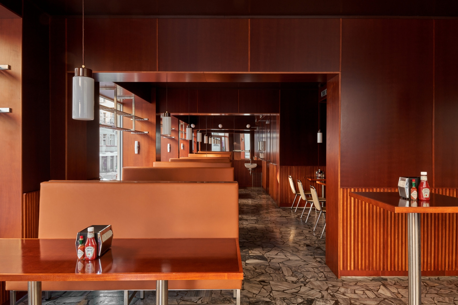 Pojítkem celého interiéru se stala všudypřítomná hnědá barva v několika odstínech. (0,5 studio, Sandwich Rodeo)