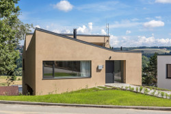 Dům ve Zlíně dokazuje, že i na svahu může být pohodlný dům se snadným přístupem na zahradu.