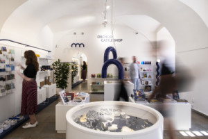 Na Pražském hradě se letos otevřel nový Design Shop podle návrhu designéra Miroslava Nachlingera. (Design Shop Pražského hradu; Miroslav Nachlinger)
