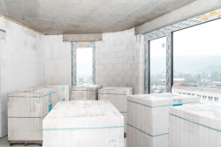 Na obvodových stěnách jsou tvárnice Silka Tempo šířky 240 mm, jejich vzduchová neprůvzdušnost Rw je 57 dB. Z maloformátových tvárnic Silka 120 mm (vzduchová neprůvzdušnost Rw=47 dB) jsou v bytovém domě realizovány nenosné příčkové stěny.