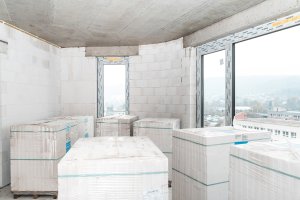 Na obvodových stěnách jsou tvárnice Silka Tempo šířky 240 mm, jejich vzduchová neprůvzdušnost Rw je 57 dB. Z maloformátových tvárnic Silka 120 mm (vzduchová neprůvzdušnost Rw=47 dB) jsou v bytovém domě realizovány nenosné příčkové stěny.