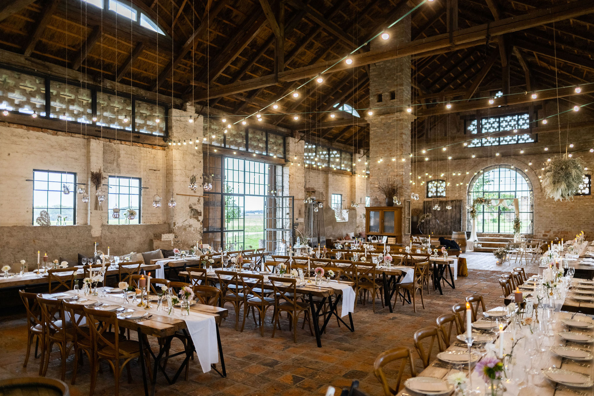 Stodola pojme okolo 140 svatebních hostů. Majitelé navíc nabízejí dopravní servis mezi stodolou a Kocandou, která je na druhé straně vesnice.