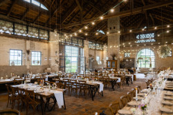 Stodola pojme okolo 140 svatebních hostů. Majitelé navíc nabízejí dopravní servis mezi stodolou a Kocandou, která je na druhé straně vesnice.