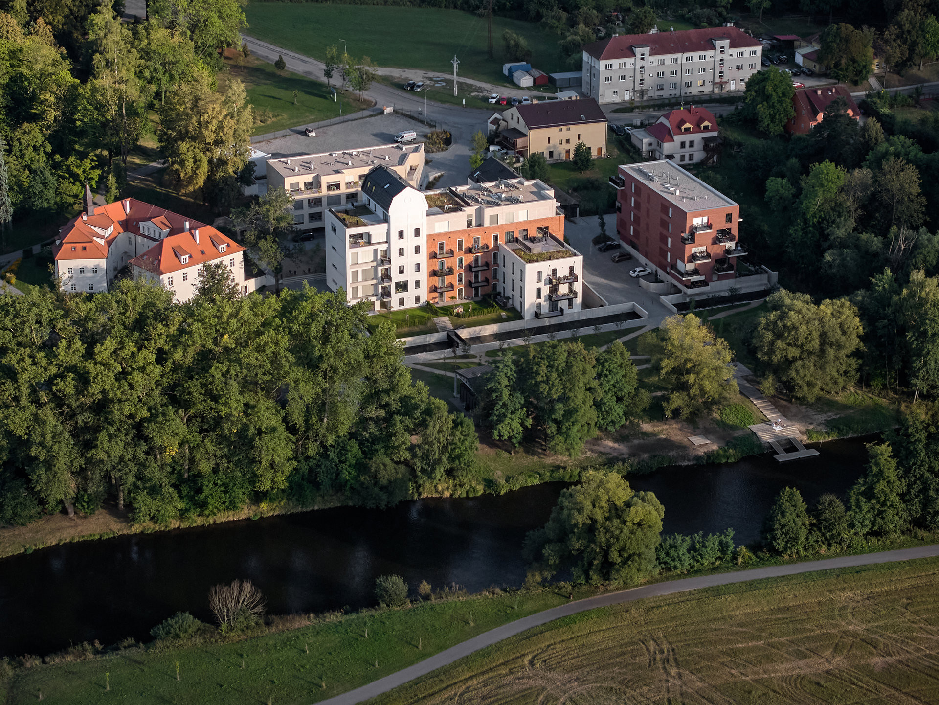Areál mlýna  v těsné blízkosti Vltavy (mar.s architects, obnova Žitného mlýna v Boršově nad Vltavou)