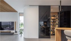 Dřevěný lamelový podhled a dveře IDEA v posuvu do stropu PREMIUM