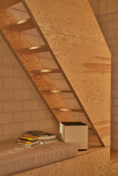 Víkendový dům "Das Glashaus" v Německu, Sigurd Larsen: Do prostoru pod schodištěm architekt umístil pohovku.