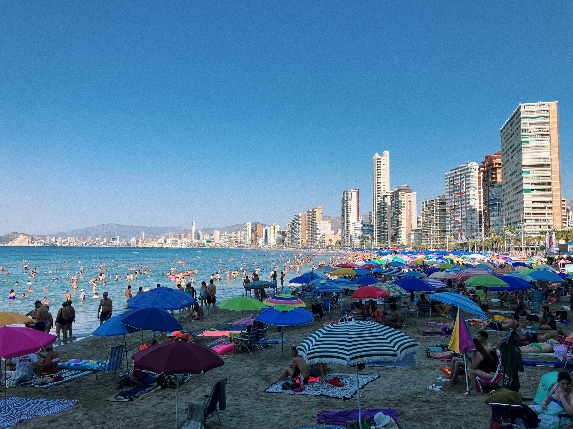Benidormská pláž a mrakodrapy.