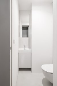 Mikrocementové povrchy na toaletě (Rekonstrukce bratislavského panelového bytu; Abrama architekti)