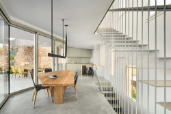 Osvětlení ze série Belt (Design bratři Ronan & Erwan Bouroullecovi)