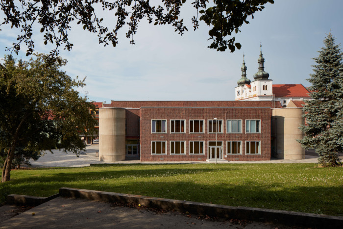 „Pro Karla Pragera byla 70. léta „obdobím zmařených projektů". Příčinou byla komunistická klatba, do které se dostal záhy po srpnové invazi," píše v kurátorském úvodu k výstavě její spoluautor Matěj Beránek.