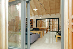 Interiéry hrají především přirozenými odstíny dřeva