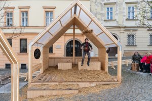 Na hraní je tu hlavně sláma. (Consequence forma architects, dětská vesnička v Brně)