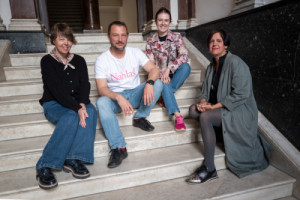 Redakce Earch.cz - zleva Veronika Pařízková, Jiří Kout, Adéla Vaculíková, Karolína Vránková. Další členové a členky redakce se nacházejí ve Zlíně, Chomutově, Plzni, Bolzanu a v době focení i v Maroku.