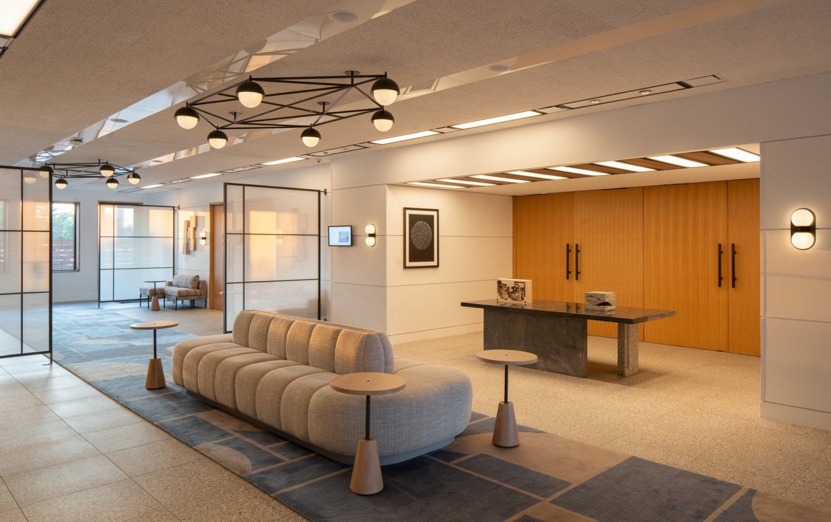 Administrativní brutalistickou budovu v americkém New Haven proměnili architekti ze studia Becker + Becker na luxusní hotel Marcel
